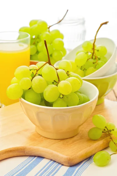 Grapes and orange juice for breakfast — Stock Photo, Image