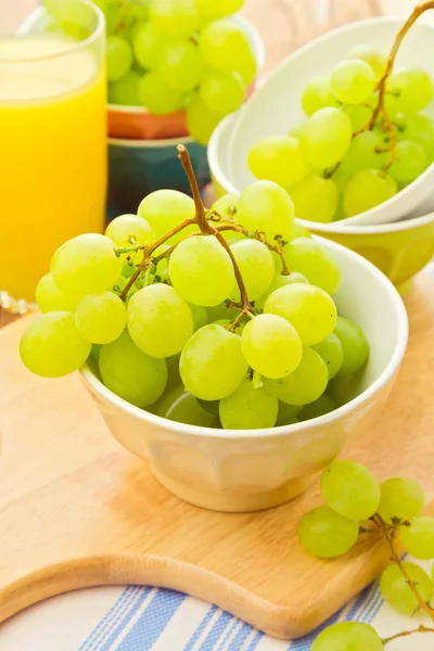 Grapes and orange juice for breakfast — Stock Photo, Image