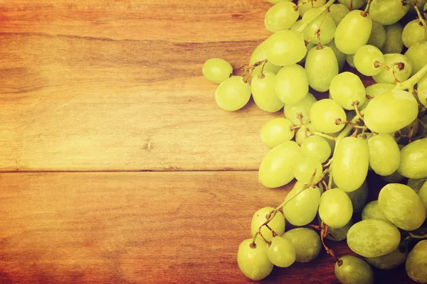 Retro style grunge background grapes on wooden vintage board — Stock Photo, Image