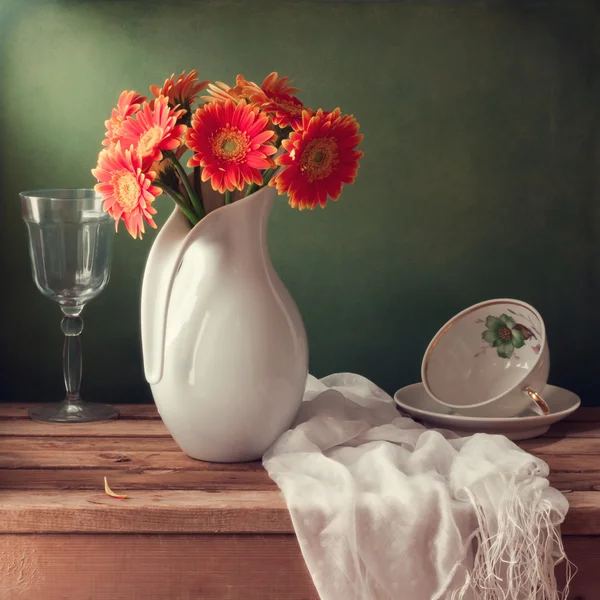 Bodegón con flores de gerberas naranjas — Foto de Stock