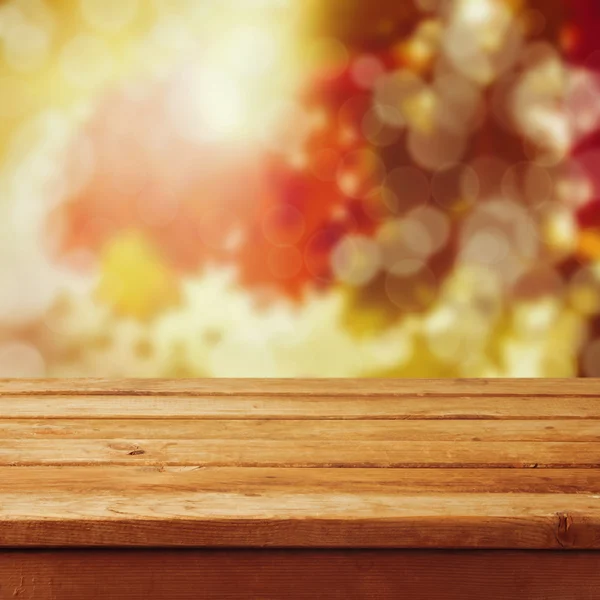 Mesa de madera vacía sobre hojas de otoño fondo bokeh. Listo para montaje de producto — Foto de Stock