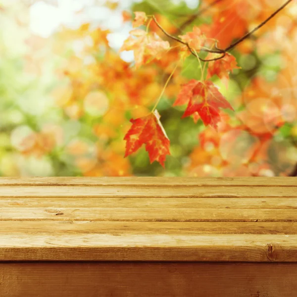 Schöner Herbst Hintergrund mit leerem Holzdeck Tisch. Bereit für die Produktmontage. — Stockfoto