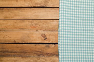 ahşap arka plan ile işaretlenmiş mavi masa örtüsü