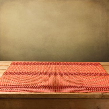 Bambu masa örtüsü grunge arka plan üzerinde ahşap tablo
