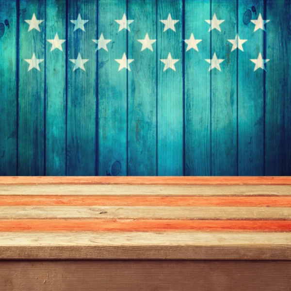 Lege houten dek tabel over usa vlag achtergrond. — Stockfoto