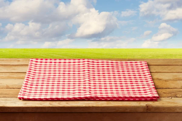 Lege houten tafel met rode gecontroleerd tafellaken — Stockfoto