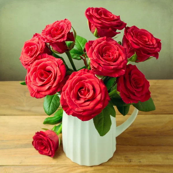Růže kytice dřevěné pozadí — Stock fotografie
