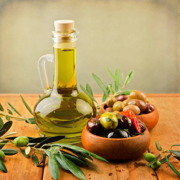 Olive marinate con olio in piatti di legno — Foto Stock