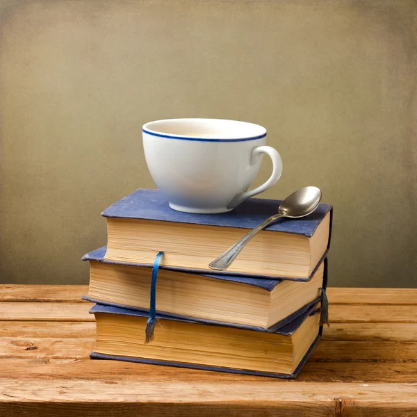 Oude boeken en kopje koffie — Stockfoto