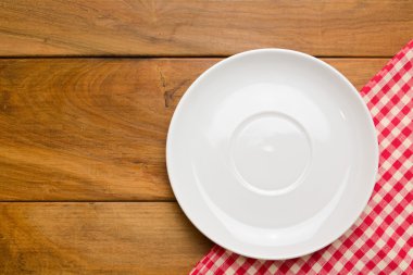 ahşap masa masa örtüsü ile boş plaka