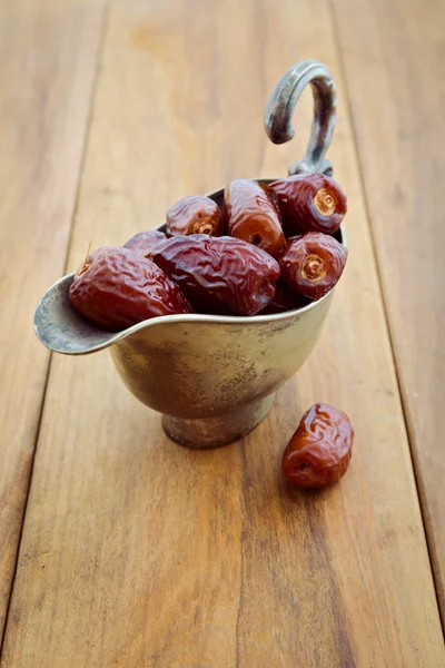 Dates en plat vintage sur fond bois — Photo