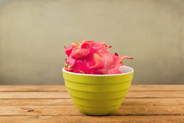 Pitaya de fruits du dragon dans un bol sur une table en bois — Photo