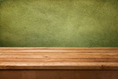 yeşil duvar arka plan boş ahşap güverte masaya