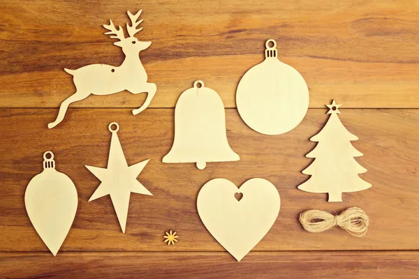 Рождественский фон с деревянными украшениями — стоковое фото