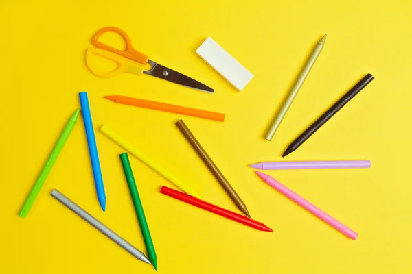 彩色铅笔和剪刀 — 图库照片