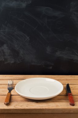 bıçak ve çatal ile boş levha