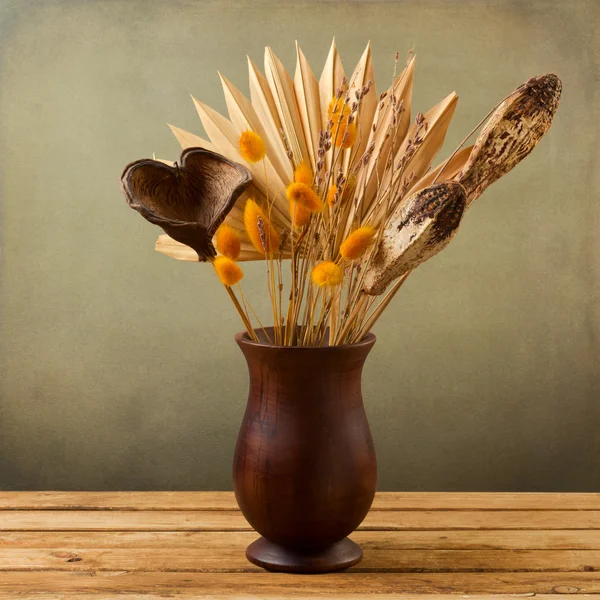 Flores secas tropicais em vaso de madeira — Fotografia de Stock