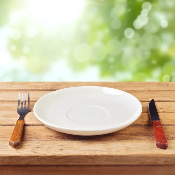 Placa vacía con cuchillo y tenedor — Foto de Stock