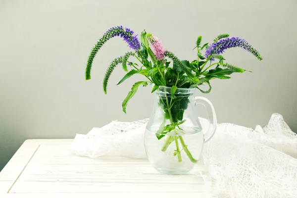 Blumen im Glaskrug — Stockfoto