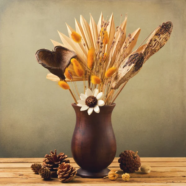 Dried flowers in wooden vase — Stock Image Dried flowers in wooden vase Royalty Free Stock Photos