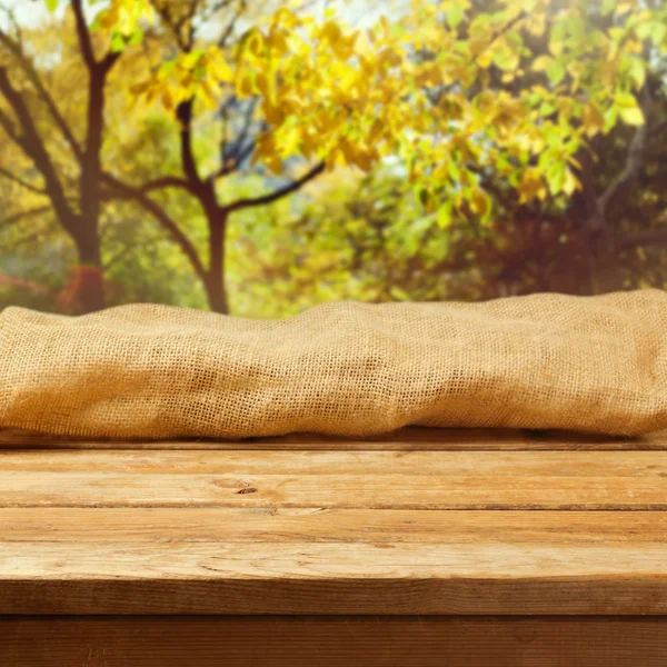 Fundo com mesa de plataforma de madeira vazia — Fotografia de Stock