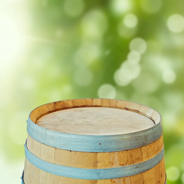 庭のボケの背景の上に木製の樽 — ストック写真