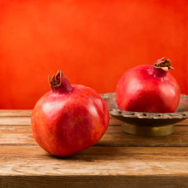 Granatapfel auf Holztisch — Stockfoto