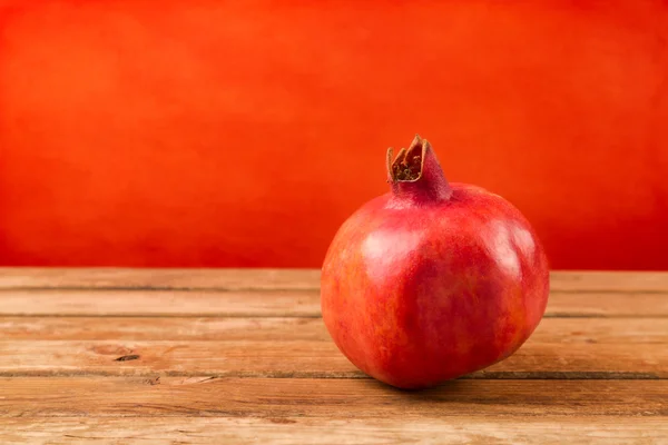 Granatapfel auf Holztisch — Stockfoto