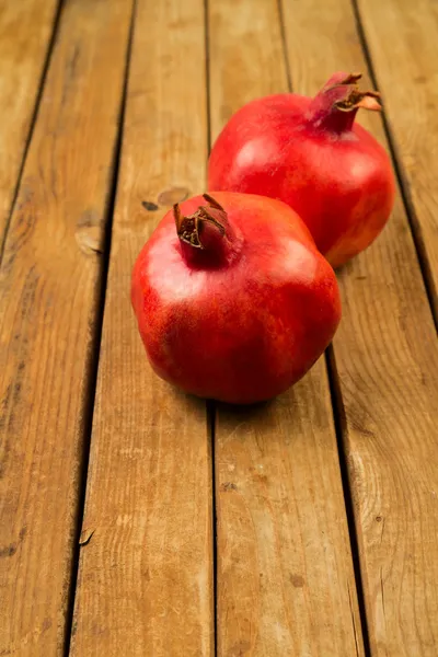 Granatapfel auf Holzdecktisch — Stockfoto