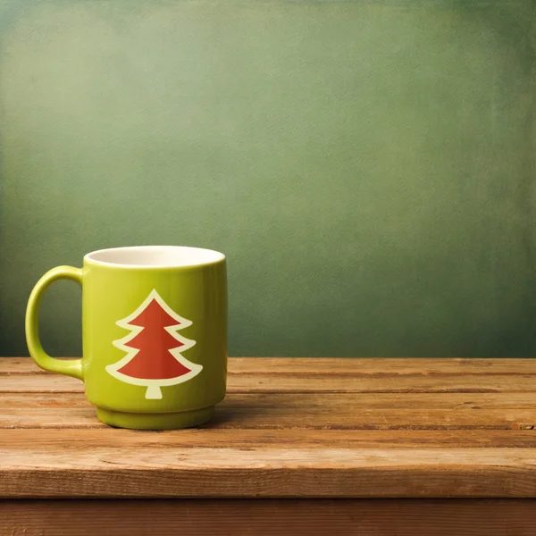 나무 테이블에 크리스마스 머그잔 — 스톡 사진