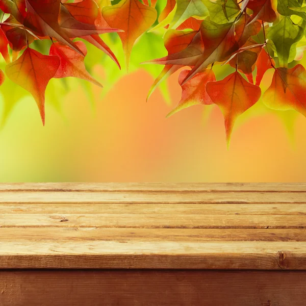 나무 식탁 이 있는 가을 배경 — 스톡 사진