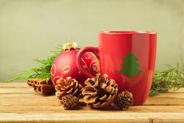 소나무 옥수수와 함께 크리스마스 머그잔 — 스톡 사진