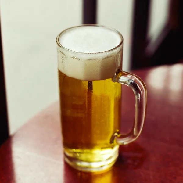 テーブルの上のビールのグラス. — ストック写真