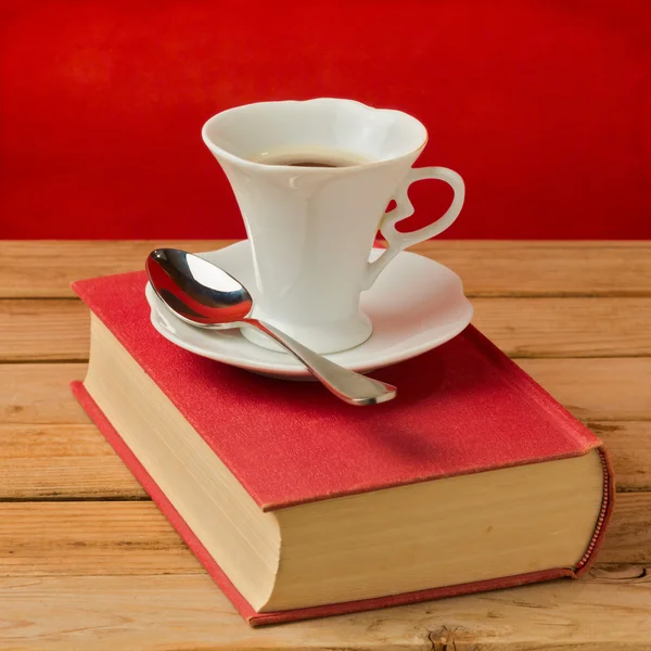 Kaffeetasse auf Jahrbuch — Stockfoto