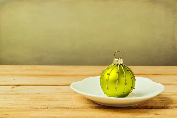 Bola de Navidad en plato — Foto de Stock