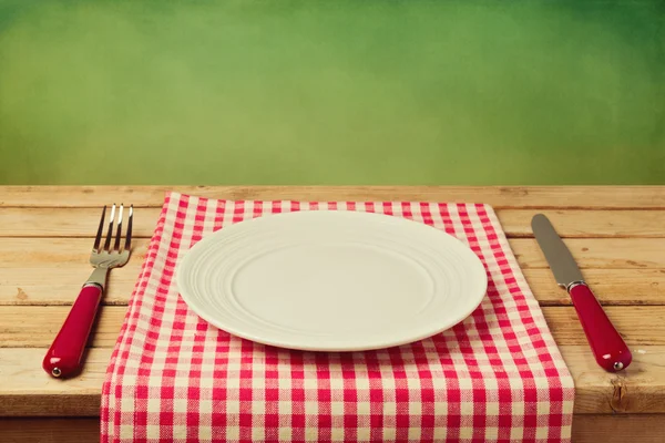 Assiette vide avec couteau et fourchette — Photo