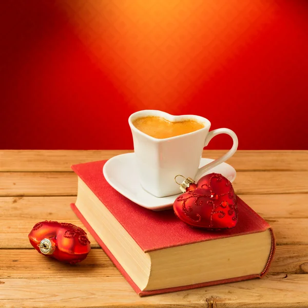 Taza de café en el libro con decoraciones de Navidad — Foto de Stock