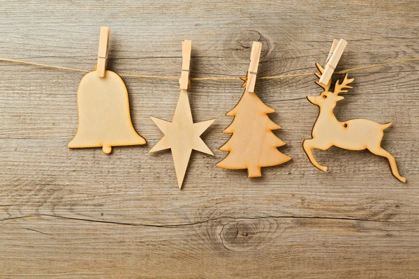 Рождественские игрушки висят на веревке — стоковое фото