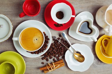 kahve bardakları dolu ve boş