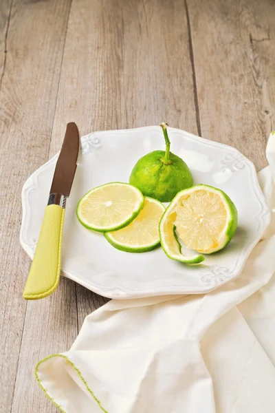 Zitrone auf Teller — Stockfoto