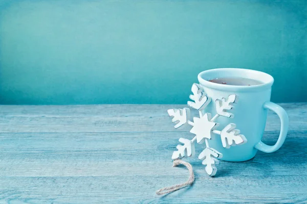Χειμερινό ποτό με ξύλινα νιφάδα χιονιού — Φωτογραφία Αρχείου