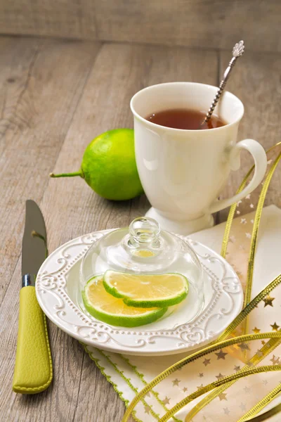 Limón y taza de té —  Fotos de Stock