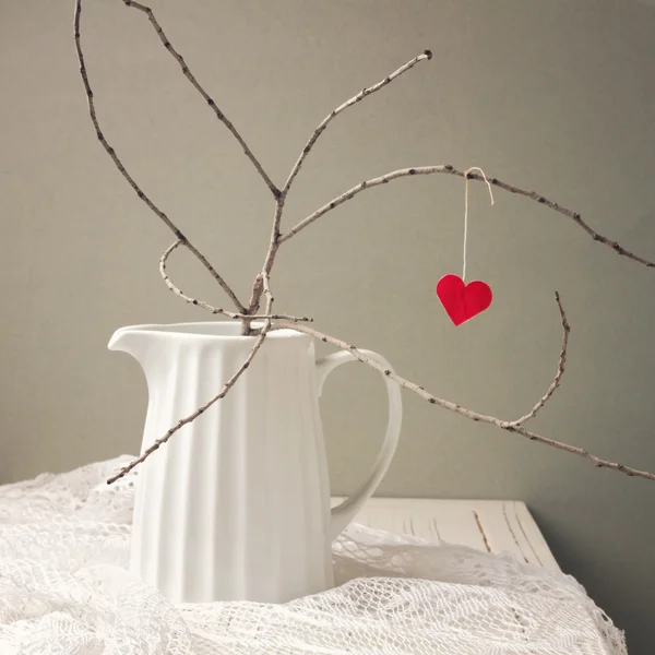 Бумажное сердце висит на ветке дерева — стоковое фото