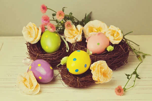 Huevos de Pascua en nido — Foto de Stock