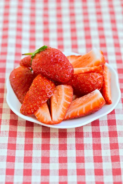 在板上的新鲜草莓 — 图库照片