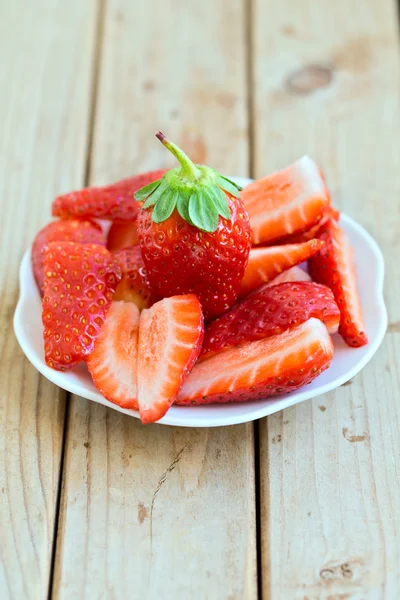 Świeże truskawki na talerzu — Zdjęcie stockowe