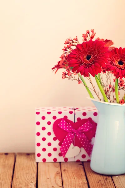 Gerbera Gänseblümchen Strauß mit Geschenkbox — Stockfoto