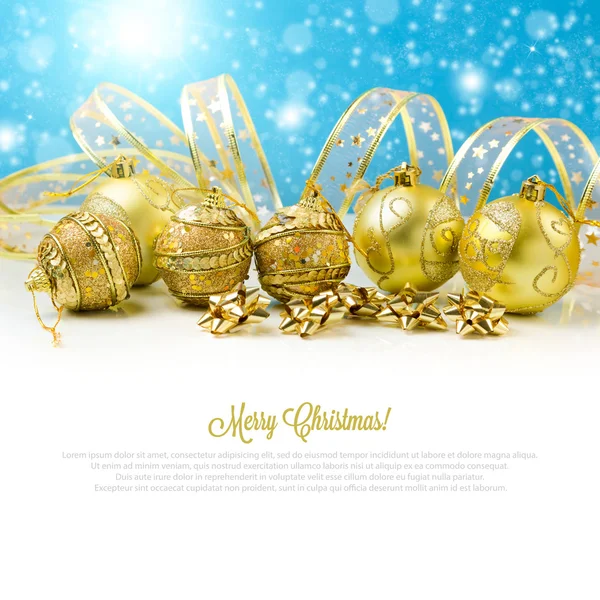 Gyllene julgranskulor och grannlåt — Stockfoto