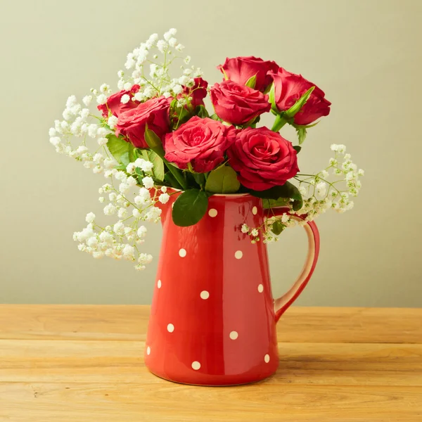 Róże w kropki dzbanek — Zdjęcie stockowe