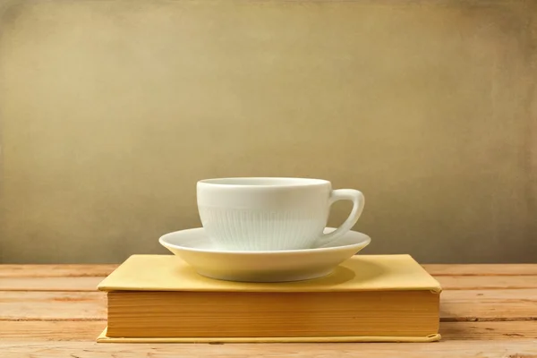 Φλιτζάνι καφέ στο βιβλίο — Φωτογραφία Αρχείου
